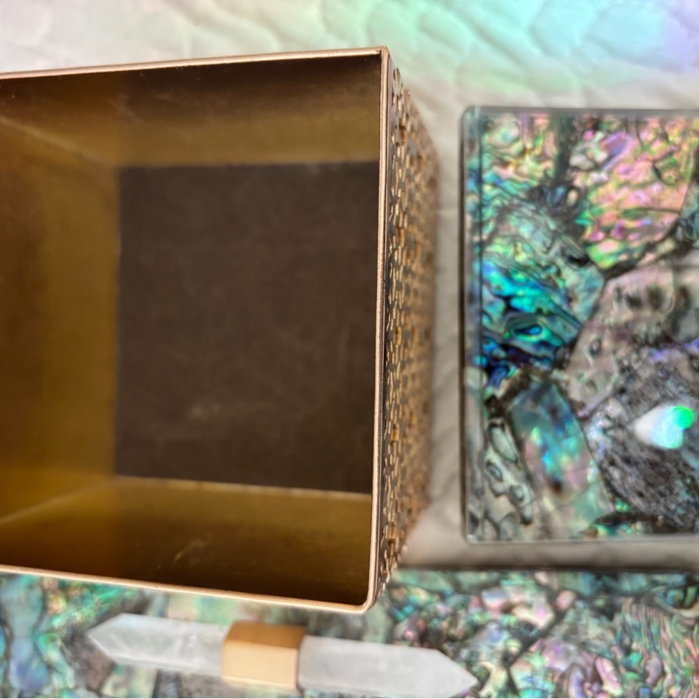 Kendra Scott Abalone Shell Tray and Gold Box Set - Picture 10 of 16